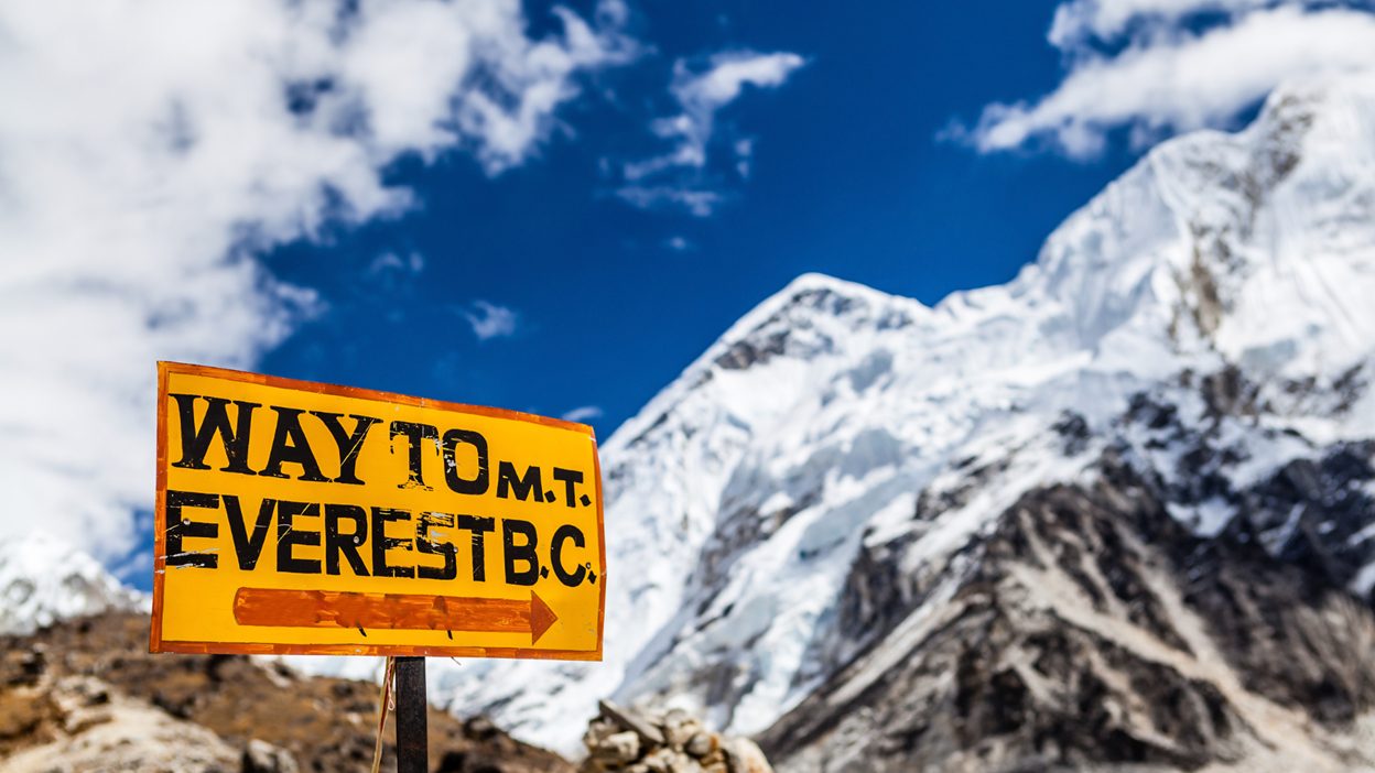 Monte Everest himalaia residuos de montanhistas